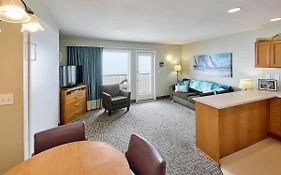 Oceanfront Suite - Sleeps 6 - Beach Access & Full Kitchen